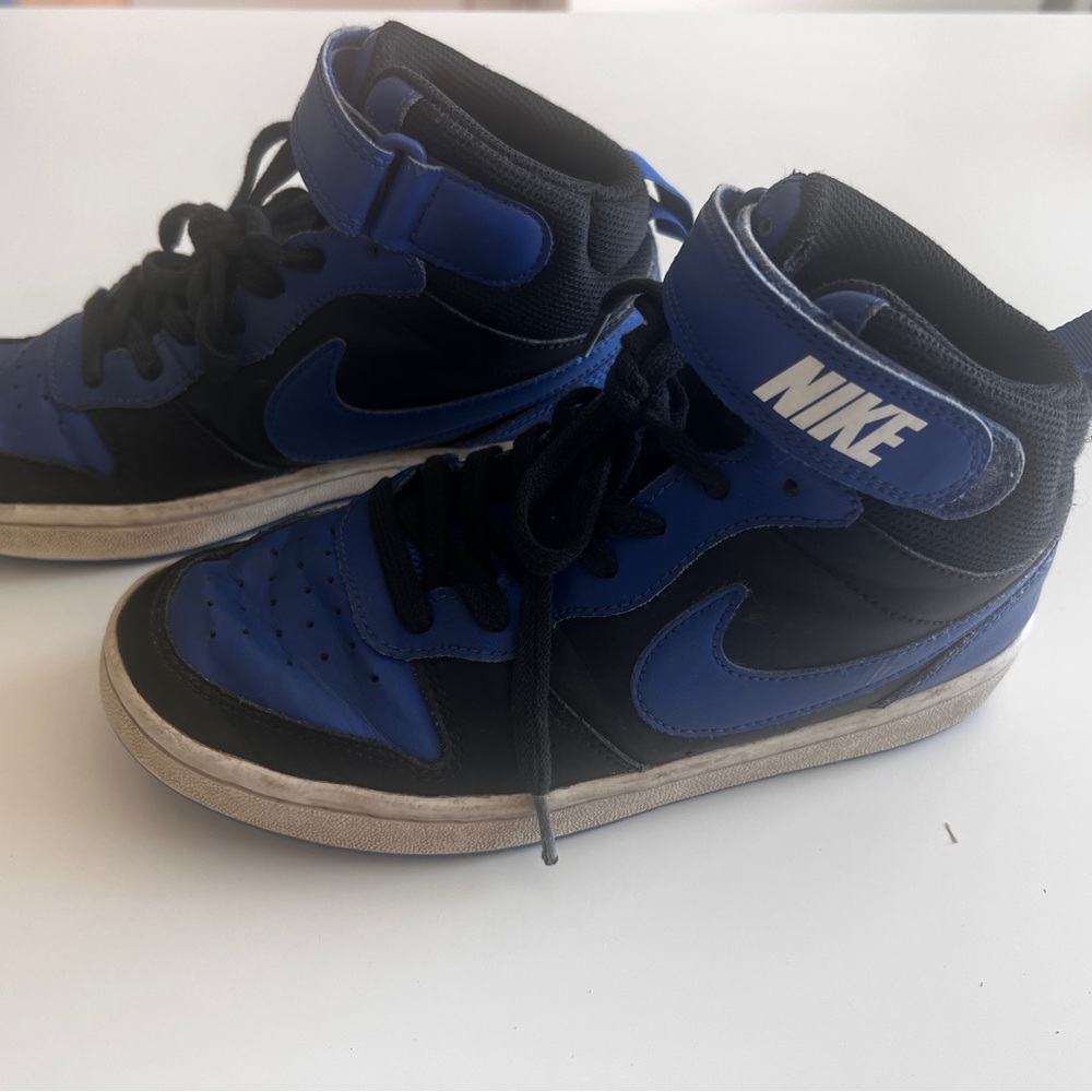 Nike Blue and Black Sneakers with Padded Ankle Collar and Textured Upper